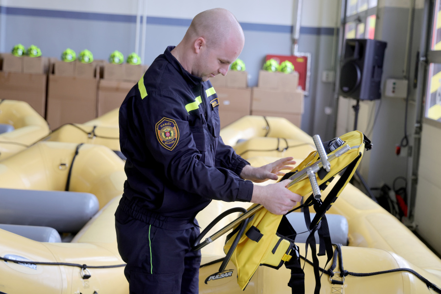 Rychlejší a bezpečnější zásahy: Kraj daroval hasičům moderní vybavení