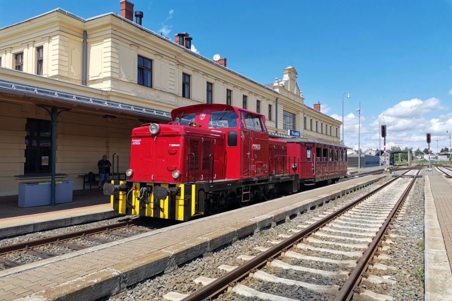 Veřejná drážní doprava na Malé Morávce pokračuje. Kraj zajistil provoz na dalších pět let
