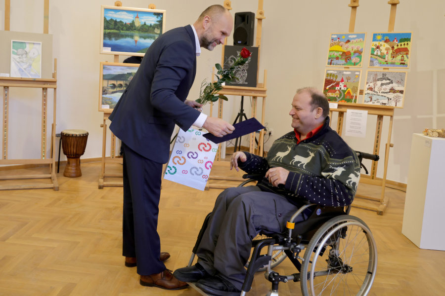 Hejtman kraje rozdal ceny hendikepovaným umělcům