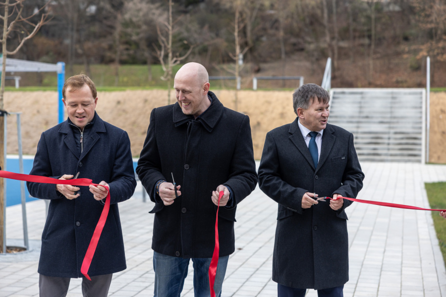 V areálu gymnázia ve Frýdku-Místku vyrostlo nové moderní sportoviště