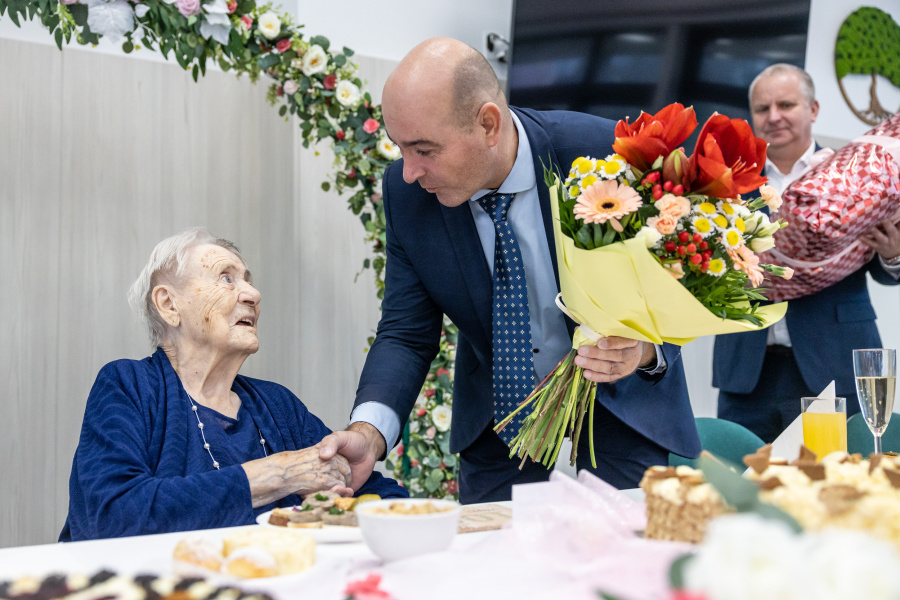 Paní Marie Hřebíčková z Domova Letokruhy slaví rovnou stovku