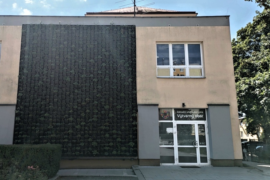 Gymnázium v Bílovci má novou zelenou fasádu. Krásná, živá a chytrá zároveň